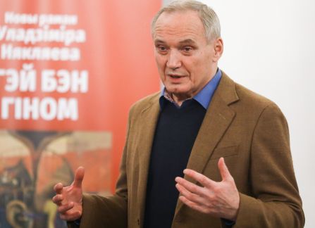 Uładzimir Niaklajeu  opowiada publiczności o swojej książce